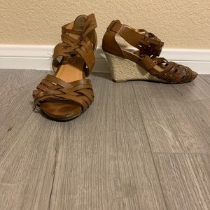 Cross-cross wedge sandal.